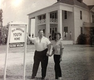 Paul and Glenda Anderson in front of their youth home in Vidalia, Ga.