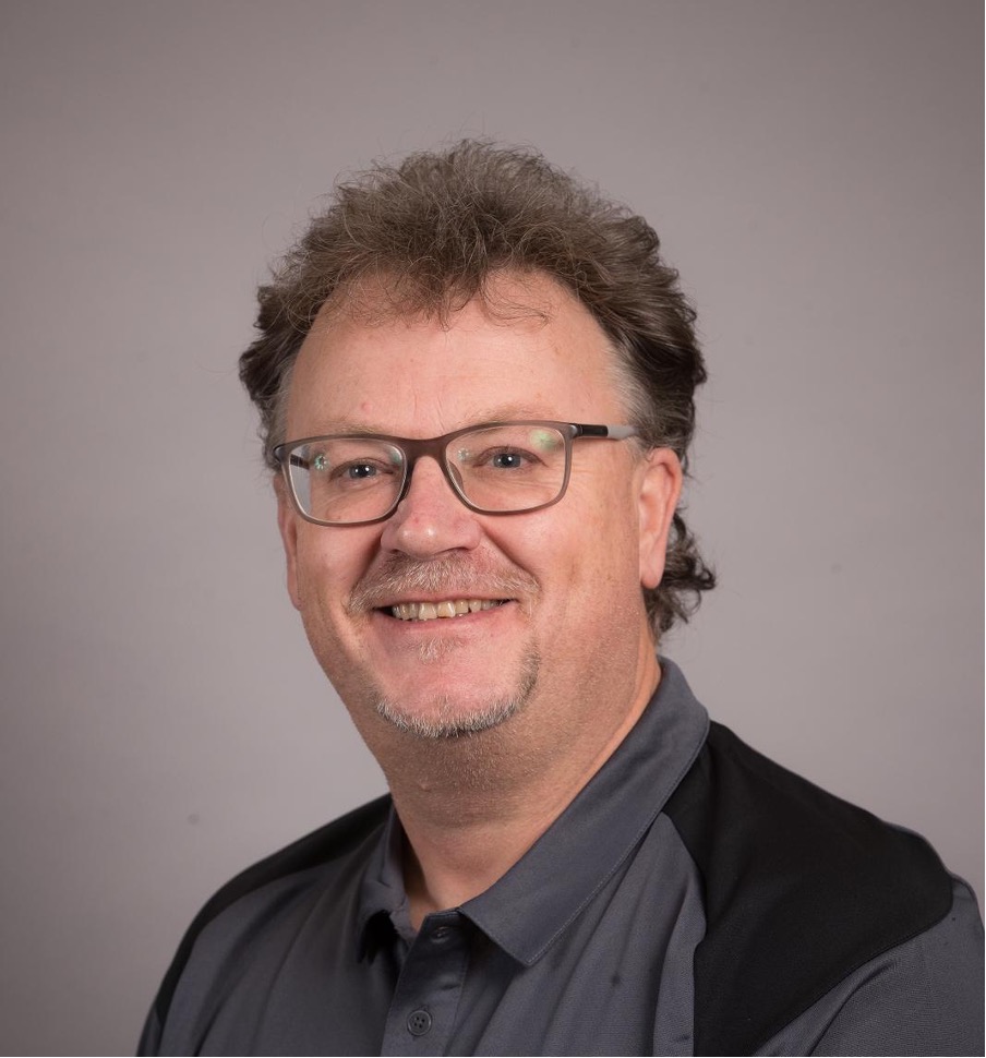 SteveHeadshot casual 1